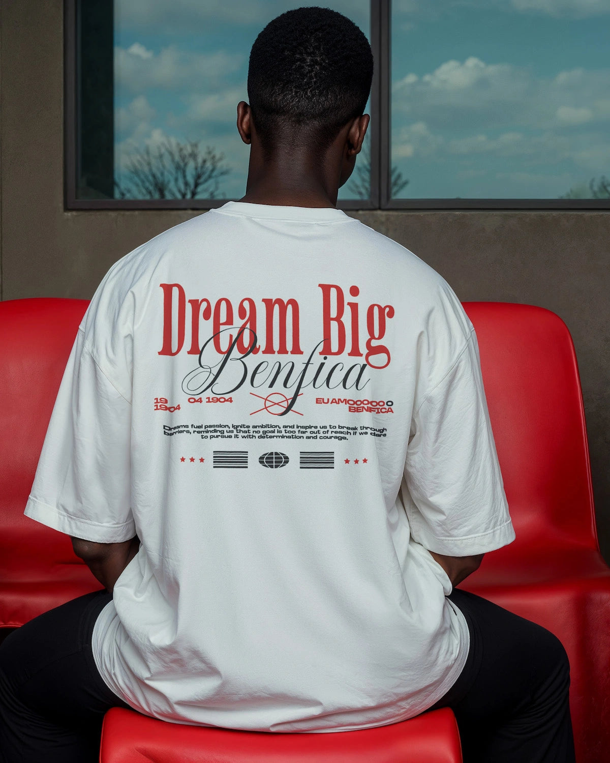 A t-shirt Dream Big Benfica é uma peça pensada para adeptos que acreditam que o amor ao clube vai além do estádio.
